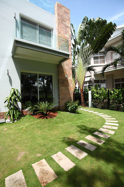 Tổng diện tích của biệt thự khoảng 400 m2 với phong cách thiết kế hiện đại, nội thất tiện nghi. Bao quanh nhà là sân vườn xanh mát, đẹp mắt.