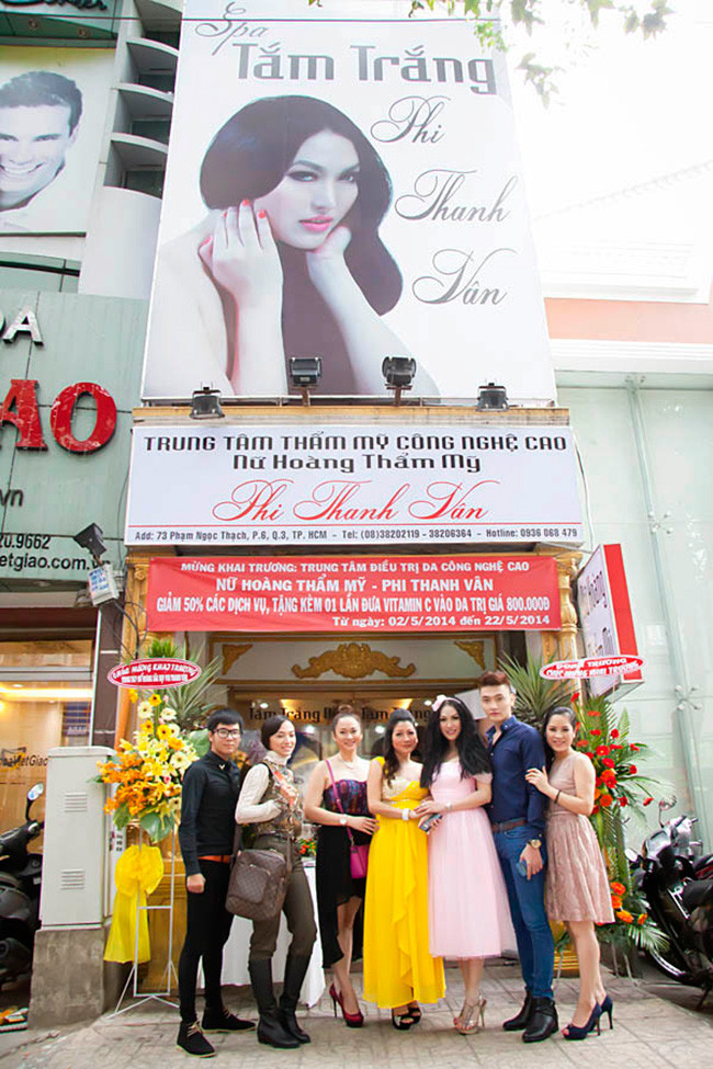 Ngoài ra, Phi Thanh Vân còn lấn sân sang kinh doanh. Cô là bà chủ của nhiều spa tắm trắng tại TP HCM, Đồng Nai, Vũng Tàu.