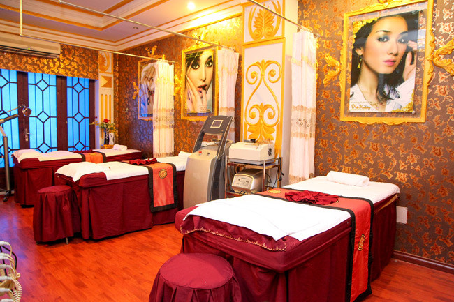 Người mẫu này từng chia sẻ, việc đầu tư kinh doanh Spa tắm trắng như nhà xưởng, máy móc với trang thiết bị công nghệ làm đẹp lên đến hàng chục tỷ đồng.