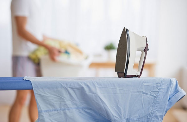 Không dùng bàn là trong phòng có bật máy điều hòa nhiệt độ, khi điện chập chờn sẽ tiêu tốn điện năng hoặc làm hỏng đồ dùng.