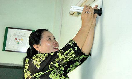 Đồ điện gia dụng, các thiết bị điện cũng cần có nguồn năng lượng cung cấp, nếu sự cố điện sụt hoặc mất đột ngột, hoặc nguồn điện không ổn đinh, chập chờn, tăng vọt hoặc giảm mạnh sẽ khiến thiết bị có nguy cơ cháy hoặc suy giảm tuổi thọ sử dụng. Do đó, các cách dùng thiết bị điện an toàn cần chú ý.