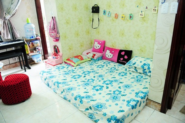 Căn phòng trọ tuy giản dị nhưng khá ấm cúng. Hai mẹ con ca sĩ cùng nằm chung trên chiếc đệm.