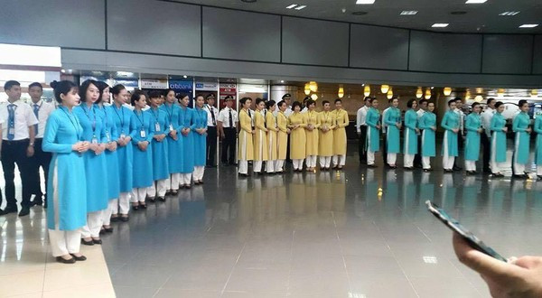 Ảnh đồng phục xanh dương, vàng và xanh ngọc - tương ứng với nhân viên mặt đất, tiếp viên trưởng hay tiếp viên khoang hạng C, tiếp viên hạng khoang Y. Nguồn: Trí Thức Trẻ.