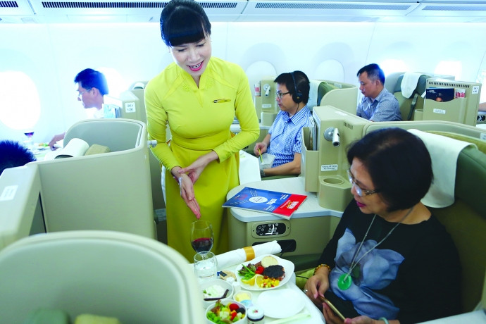 Cùng đó, Vietnam Airlines cũng đổi mới đồng phục trong lần nhận diện thương hiệu mới. Ảnh: Đồng phục của tiếp viên trưởng sử dụng tông màu vàng tương đồng với sự sang trọng của màu sắc khoang C.