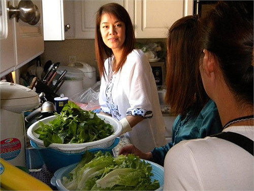 Căn bếp ấm cúng là nơi cô nấu những bữa ăn cho gia đình.
