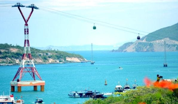 Ngoài ra, khu sinh thái đảo Vũ Yên do tập đoàn Vingroup làm chủ đầu tư sẽ được nối với nội thành Hải Phòng bằng một hệ thống cáp treo dài 1,5 km từ đất liền ra đảo. Ảnh minh họa.