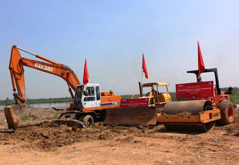 Cụ thể, hơn 64,7% diện tích dành cho xây dựng đô thị, 31,7% dành cho công viên sinh thái, hơn 3,5% là đất dành cho công trình hạ tầng kỹ thuật. Ảnh lễ khởi công dự án. Ảnh: CAND.