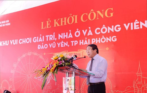 Sân golf quốc tế bố trí ở trung tâm đảo sẽ là điểm nhấn thu hút du lịch cao cấp cho Hải Phòng, kế tiếp là Khu vui chơi giải trí, phố mua sắm, khu ẩm thực, thủy cung, công viên nước… và phía bắc đảo là khu biệt thự sinh thái ven sông. Ảnh: Lãnh đạo TP Hải Phòng phát biểu tại lễ khởi công.
