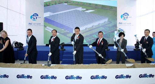 Cuối tháng 3/2015, hãng Procter & Gamble (P&G) của Mỹ đã khởi công xây dựng nhà máy dao cạo Gillette tại Bình Dương với vốn đầu tư 100 triệu USD. Dự kiến nhà máy sẽ hoàn thành trong 12 tháng tới và tạo việc làm cho hơn 300 lao động địa phương. Ảnh lễ khởi công xây dựng nhà máy.