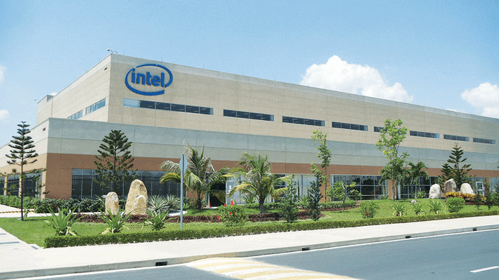 Tháng 1/2006, Intel công bố dự án đầu tư 300 triệu USD để xây dựng cơ sở mới, bao gồm nhà máy kiểm định lắp ráp, tại Việt Nam. Đến tháng 11/2006, Intel công bố tăng quy mô nhà máy lắp ráp và kiểm định chip từ 14.000 m2 lên 46.000 m2, đồng thời nâng tổng mức đầu tư lên 1 tỷ USD.