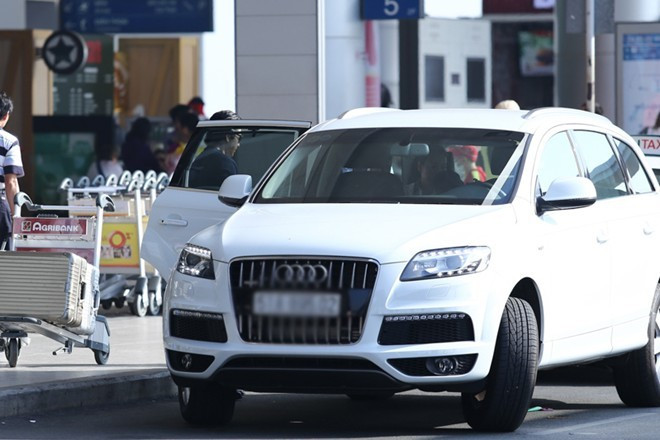 Không chỉ có nhà đẹp mà nữ diễn viên còn sở hữu xe sang dòng SUV hạng sang Audi Q7 ước tính hơn 3 tỷ. Trước đó, cô cũng từng gắn bó với dòng xe Mercedes . Trương Ngọc Ánh cũng là đại sứ thương hiệu của dòng Audi Q7 tại Việt Nam. Mẫu xe cô mua thuộc phiên bản 2013 mới được Audi Việt Nam đưa về nước.