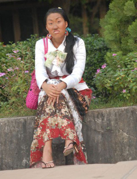 Phi Thanh Vân cũng khiến người xem giật mình với tạo hình lấy từ hình tượng nhà tiên tri mù Vanga trong một bộ phim truyền hình.