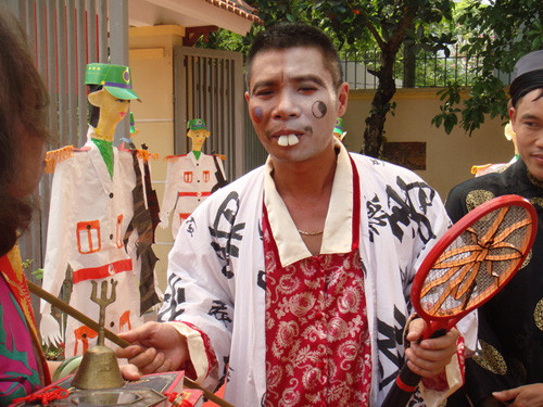 Mặc dù hóa trang thành nhân vật xấu xí nhưng danh hài Công Lý vẫn khiến người xem phì cười hơn là sợ hãi trong tạo hình này với hai chiếc răng bàn cuốc.