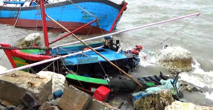 Những chiếc tàu bị bão đánh vỡ, chìm và hư hỏng nặng đồng nghĩa với việc nhiều ngư dân lâm vào cảnh trắng tay, nợ nần. Ảnh: VOV.