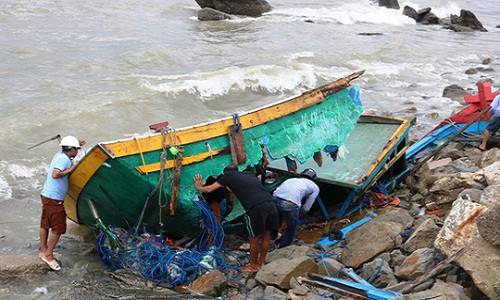 Sáng ngày 17/7, Ban chỉ huy phòng chống thiên tai và tìm kiếm cứu nạn huyện Quảng Trạch, tỉnh Quảng Bình cho biết do ảnh hưởng của hoàn lưu bão số 2, hàng chục tàu đánh cá của ngư dân đang neo đậu tại cảng cảng Hòn La bị sóng đánh chìm, vỡ toang. Ảnh: Vietnamnet.
