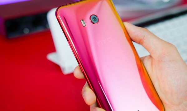 Nhiều lựa chọn màu khác nhau: Năm nay chúng ta đã thấy chiếc HTC U11 với màu sắc mới lạ. Phiên bản màu đỏ có thể chuyển đổi sang cam và vàng tuỳ theo góc nhìn, còn màu Silver (bạc) lại trông như xanh nhạt. Điều này đã tạo ra sự khác biệt về thiết kế cho U11 so với những smartphone đang có trên thị trường. Do đó nếu năm nay Samsung chỉ mang tới cho Note 8 hai phiên bản màu đen giống như OnePlus trang bị cho OnePlus 5 thì sẽ là thất vọng lớn đối với siêu phẩm này.