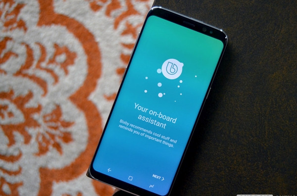 Bixby tốt hơn: Có một lý do là các nhà phát triển hiện tại đang cố gắng thay đổi nút dành riêng cho Bixby trên Galaxy S8 và S8 Plus – chức năng này thực sự hoạt động chưa tốt. Bixby là trợ lý kỹ thuật số độc quyền của Samsung dành cho Galaxy S8 và S8 Plus. Tuy nhiên, đến giờ Bixby vẫn chưa hoàn thành được nhiệm vụ của nó khi thiếu phần điều khiển bằng giọng nói. Do đó, giống như phần mềm S Pen, Bixby cần có một tính năng cực độc để chúng không chỉ là một dịch vụ bổ sung mà là một lợi thế thực sự.
