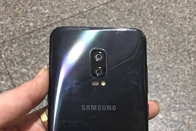 Camera kép ở mặt sau (cảm biến của camera selfie mặt trước tuyệt vời hơn): Nhiều khả năng Note 8 sẽ trang bị camera kép ở mặt sau, đó chắc chắn là điều mà nhiều người mong muốn trên “chú dế” này. Camera kép mang lại cho người dùng nhiều lợi thế chụp ảnh như khả năng zoom, góc rộng hơn so với camera đơn thông thường. Ngoài ra, Samsung nên cải thiện camera trước. Chúng ta biết rằng, “số chấm” của camera không quyết định mọi thứ nhưng nếu Samsung muốn cung cấp số lượng MP thấp hơn – camera của Note 5 là 5MP – tương đối nhỏ ngay cả vào thời điểm năm 2016, thì rất đáng thất vọng. Do đó hy vọng camera trước của Note 8 sẽ được cải thiện để xứng đáng là siêu phẩm cao cấp so với các sản phẩm đối thủ khác.