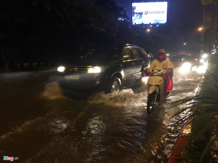 Đến 22h45, mưa ngớt nhưng ở hầu hết khu vực nội thành Hà Nội, khu vực ngoại thành vẫn còn mưa và cường độ đã giảm.