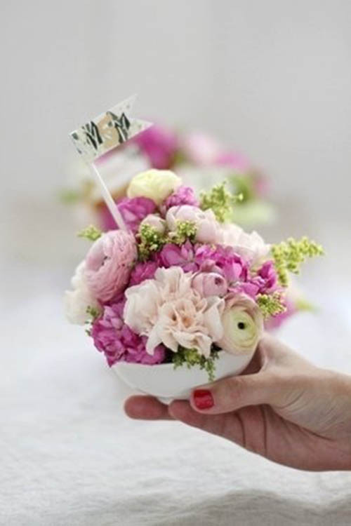 Hãy kết hợp những bông hoa nhỏ xinh với chiếc bát để trang trí cho bàn tiệc lãng mạn.
