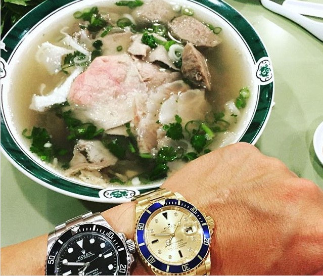 Đi ăn là lúc để khoe đồng hồ bạc tỷ.