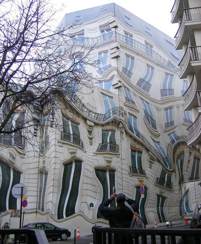 Hình thù "thật như đùa" của toà nhà Haussmannian tọa lạc trên đại lộ Georges V, Paris, Pháp.