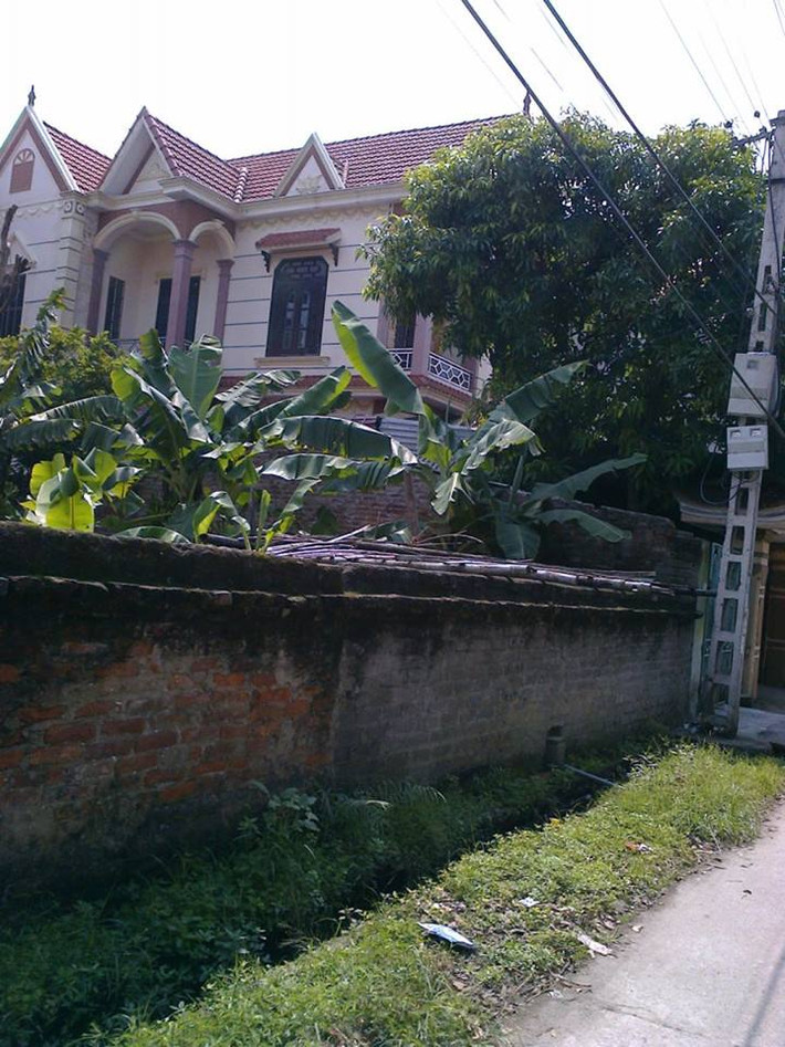 Nhiều gia đình còn nhập cả vật liệu ngoại về làm nhà. Ảnh: Xuatkhaulaodong.