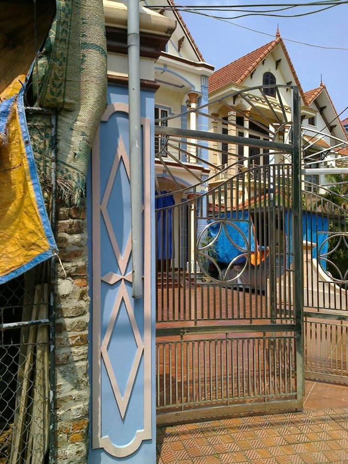 Không chỉ xây biệt thự, nhiều gia đình còn sắm cả xe hơi. Ảnh: Xuatkhaulaodong.
