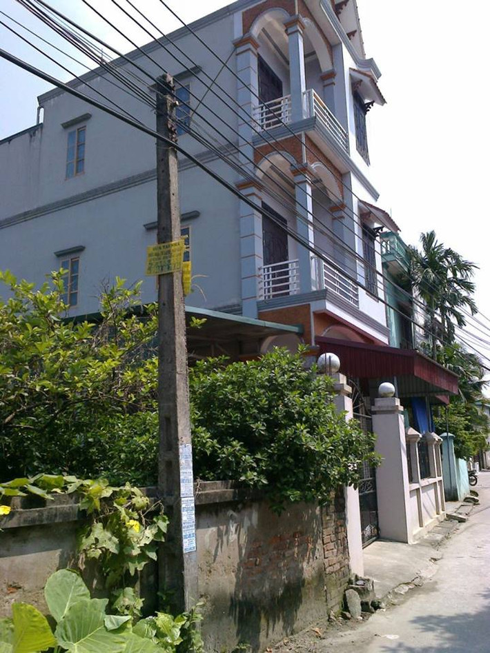 Người dân nơi đây giàu lên nhờ nguồn ngoại tệ do xuất khẩu lao động mang lại. Gọi là " làng biệt thự" bởi con đường dẫn vào thôn được trải nhựa sạch đẹp với hàng loạt ngôi biệt thự đẹp mắt. Ảnh: Xuatkhaulaodong.