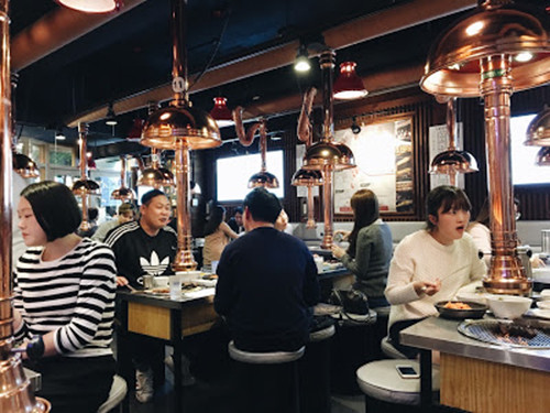 Quán khá chật nhưng thật sự ấm cúng. Ảnh: Uknowmj.