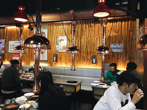 Quán phục vụ bữa tối từ 17h30 đến 23h hàng ngày, riêng ngày cuối tuần mở đến 1h sáng hôm sau. Ảnh: Uknowmj.