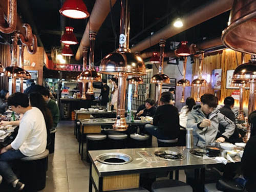 Quán thịt nướng của "đại úy Yoo" có nhiều chi nhánh ở Seoul nhưng chi nhánh ở Dongdaemun là đông khách nhất. Ảnh: Uknowmj.