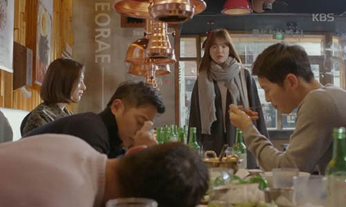 Thông tin cặp đôi Song Joong Ki - Song Hye Kyo sẽ kết hôn vào tháng 10 tới đã làm sống dậy biết bao tình cảm trong lòng fan hâm mộ "Hậu duệ mặt trời". Nhiều bạn trẻ tìm lại những địa điểm từng xuất hiện trong phim, trong đó có quán thịt nướng Seorae Galmaegi ở Dongdaemun (Seoul). Ảnh: KBS.