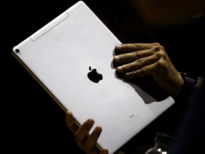 Khi Steve Jobs giới thiệu iPad 7 năm trước, ông mô tả đây là “trải nghiệm duyệt web tốt nhất bạn từng có”. “Tuyệt vời một cách khó tin. Tốt hơn laptop, tốt hơn smartphone”, cố Tổng Giám đốc Apple nói trên sân khấu tháng 1/2010. iPad thế hệ đầu có giá từ 499 USD đến 829 USD. Kể từ đó, thiết bị công nghệ có thêm vài phiên bản và mức giá khác nhau. Gần đây nhất, Apple ra mắt iPad Pro 10.5 inch giá 649 USD và iPad 9.7 inch 329 USD.
