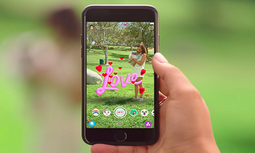 Snapchat trình làng trên App Store mùa hè năm 2011 với tư cách ứng dụng nhắn tin tự hủy. Thời điểm đó, nó có tên Pictaboo nhưng đã sở hữu biểu tượng bóng ma nổi tiếng. Đến tháng 9/2011, phần mềm đổi tên thành Snapchat và bắt đầu được giới trẻ để ý. 6 năm sau, Snapchat đã là một công ty đại chúng có giá trị 18 tỷ USD và mở rộng quan hệ với nhiều nhà xuất bản, chương trình truyền hình, sản xuất phần cứng và thực tế tăng cường.