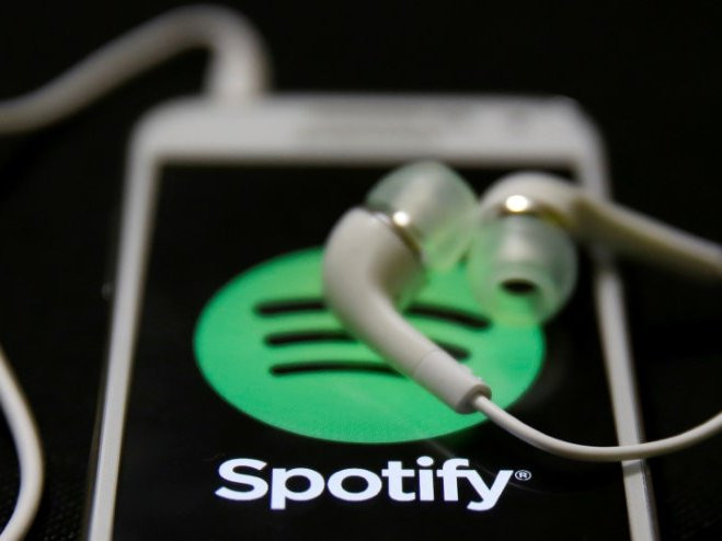 Spotify ra đời tháng 8/2008 tại Stockholm, Thụy Điển. Cặp đôi đứng sau, Daniel Ek và Martin Lorentzon, nảy ra cái tên Spotify năm 2005 khi Lorentzon đang ngủ trên ghế trong căn hộ của Ek. Bản beta xuất hiện vào mùa xuân năm 2007 nhưng đến khi công ty ký được hợp đồng cấp phép với Sony, Universal, BMG…, ứng dụng mới ra mắt chính thức. Hiện, dịch vụ nghe nhạc trực tuyến này đã có 140 triệu người dùng trên toàn cầu.