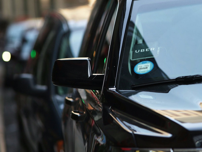 Uber được thành lập tháng 3/2009, khi ấy có tên UberCab. Garrett Camp, Oscar Salazar và Conrad Whelan phát triển phiên bản đầu tiên còn Travis Kalanick là “siêu cố vấn”, sau này trở thành CEO. Qua nhiều năm, Uber có thêm các dịch vụ khác như đi chung xe, xe cao cấp…
