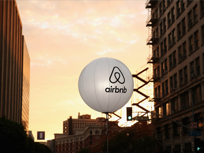 Ý tưởng về Airbnb ra đời năm 2007 khi đồng sáng lập Joe Gebbia gửi email cho bạn cùng phòng, Brian Chesky, gợi ý rằng họ nên cho thuê căn hộ của mình để kiếm thêm tiền. Sau vài cố gắng, Air Bed & Breakfast được hoàn thiện năm 2008 như nền tảng cho thuê phòng trực tuyến, giúp mọi người dễ tìm và đặt phòng giá rẻ.