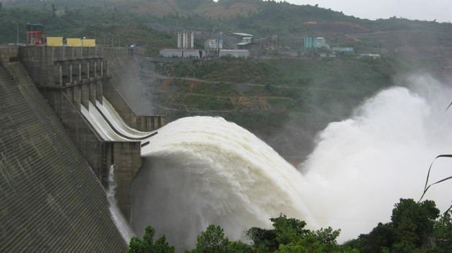 Hồ chứa nước thủy điện Hòa Bình bao trùm diện tích 302km, có dung tích 9,5 tỷ m3 nước, mực nước cao tại đập tới gần 120 mét. Một lượng nước khổng lồ được con người chế ngự bởi công trình đồ sộ - đập thủy điện Hòa Bình. Ảnh: Baophapluat.