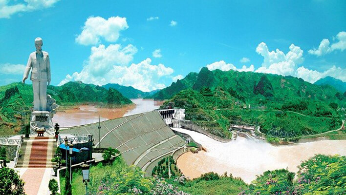Một điều thú vị là toàn bộ thân đập nhà máy thủy điện Hòa Bình được xây bằng vật liệu đá đổ với lõi giữa bằng đất sét thay vì bê tông như các công trình thuỷ điện khác do tình hình địa chất phức tạp. Ảnh: PYS Travel.