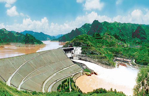 Đập có chiều cao từ đáy sông lên đỉnh đập là 128 mét, tương đương chiều cao của tòa nhà 35 tầng. Chiều dài trên mặt đập là 640 mét, phía dưới lòng sông 300 mét. Đây thực sự là công trình vĩ đại của Việt Nam ở thế kỷ 20. Ảnh: Dân Việt.