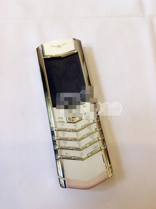 Bên cạnh iPhone, Ngọc Trinh còn dùng cả điện thoại Vertu Signature S đắt giá. Ảnh: Motthegioi.
