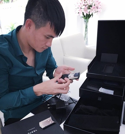 Không chỉ Ngọc Trinh, cặp vợ chồng giàu có nhất nhì showbiz Việt – Thủy Tiên và Công Vinh cũng khiến dư luận xôn xao về mức độ chịu chơi của mình. Trên trang fanpage, nữ ca sĩ khoe ảnh ông xã đang “đập hộp” chiếc điện thoại Vertu đắt giá. Ảnh: Blogtamsu.