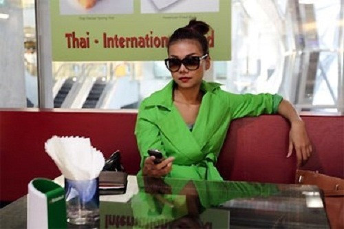 Siêu mẫu Thanh Hằng sở hữu dòng điện thoại sang trọng bậc nhất Vertu khiến nhiều người ghen tỵ. Ảnh: Dân Việt.