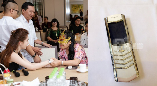 Đầu năm nay, trước buổi đấu giá siêu sim 098.9999999, Ngọc Trinh đã tặng người chiến thắng món quà đặc biệt là chiếc điện thoại Vertu Signature S mà cô đã sử dụng từ năm 2012 đến nay. Ảnh: Motthegioi.