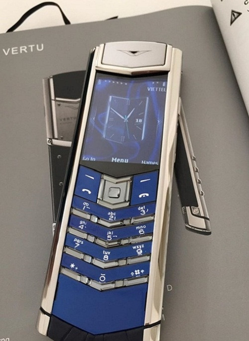 Dòng điện thoại Vertu được xem là dành cho những người giàu có và chịu chơi. Thủy Tiên phải cất công chờ đợi vì đặt mãi mới có hàng. Ảnh: Blogtamsu.