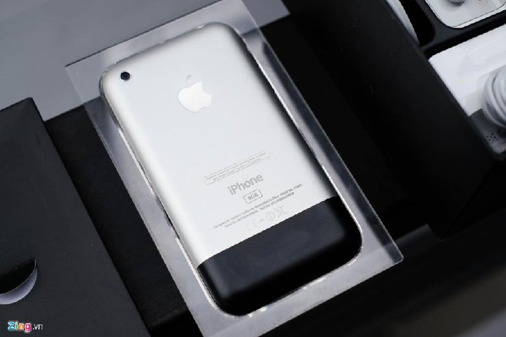 Mẫu iPhone đời đầu này rao bán tràn lan trên các trang như Ebay, Amazon với giá thấp nhất là 1.000 USD, cá biệt có sản chưa được mở hộp có giá trị lên đến 25.000 USD. Theo chủ nhân của chiếc máy cho biết, quá trình sưu tầm khó khăn nhất ở khâu thẩm định máy. Thêm nữa là các sản phẩm của Apple có điểm chung là rất mong manh, chỉ cần sơ ý vỏ nhôm có thể trầy chỉ với một lực nhỏ, phần nhựa đen sẽ bóng lên lên nếu cầm quá nhiều. Vì vậy, người chơi cần có biện pháp chăm sóc mới có thể bảo quản sản phẩm có được ngoại hình như ngày đầu ra mắt.