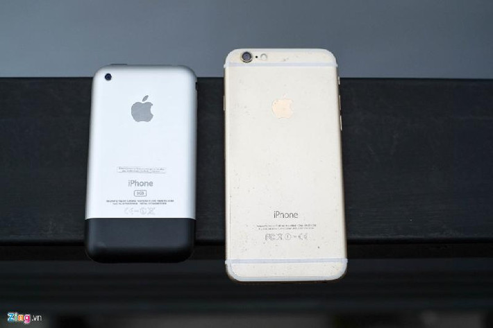 iPhone 2G đọ dáng cùng iPhone 6. Thân máy dày, nhỏ nhắn vẫn không mấy lỗi thời khi đứng cạnh đàn em.