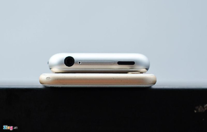 Nút nguồn của iPhone 2G đặt ở cạnh trên, vị trí này chỉ được dời sang cạnh phải từ iPhone 6, vì kích thước quá lớn khiến người dùng không thể thao tác tới.