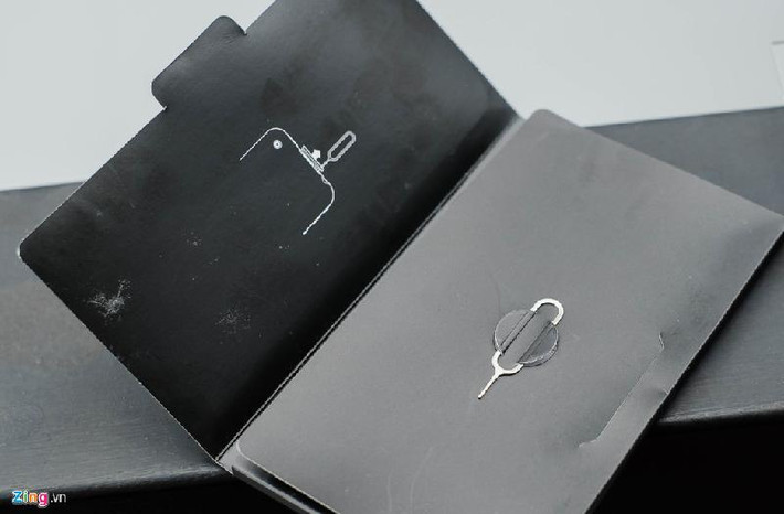Đây chính là smartphone đầu tiên trên thế giới sử dụng que chọc để mở khay SIM. Sau đó thiết kế này được áp dụng rộng rãi trên các mẫu điện thoại thông minh khác đến tận ngày nay.